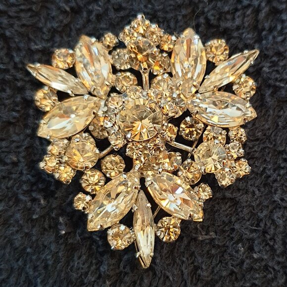 ✨ Vintage Sparkle — Exquisite White Rhinestone Brooch ✨ - Picture 6 of 11